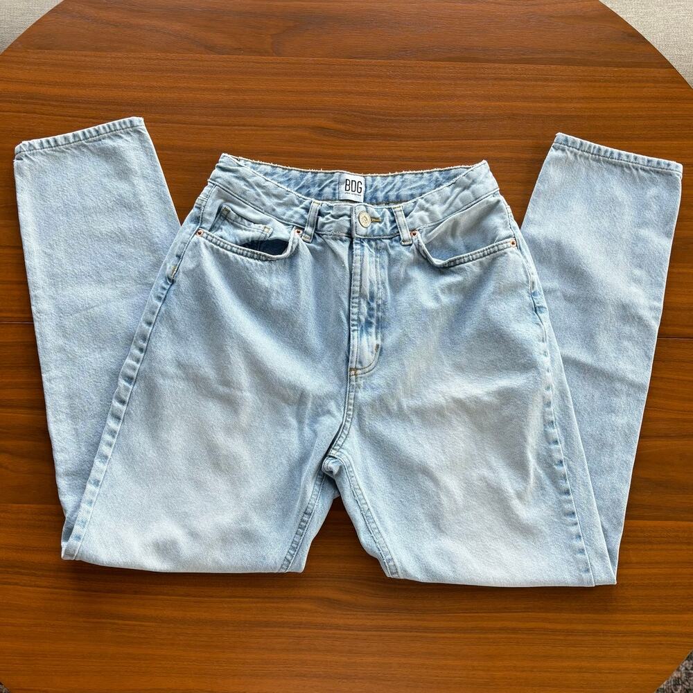 BDG Urban Outfitters Light Wash Mom Jeans High Waist Straight Leg W28